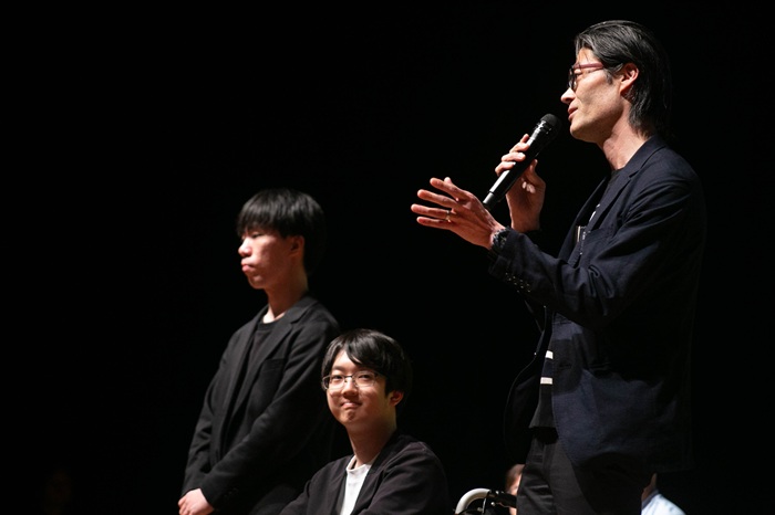 チーム「よむよむクエスト」から事業提案が行われる様子