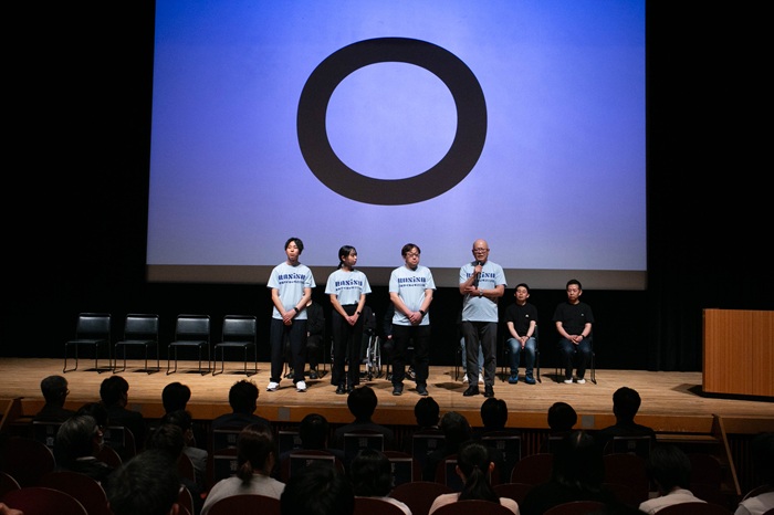 チーム「RASiSA（らしさ）」の「査定接客アワード」発表の様子